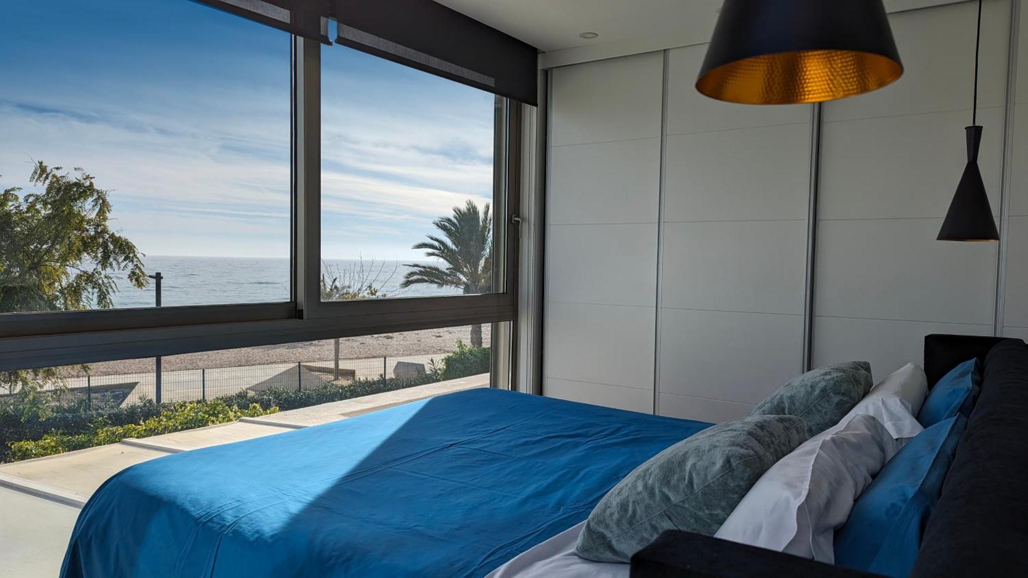 Paradise Beachfront Luxury Villa Вильяхойоса Экстерьер фото